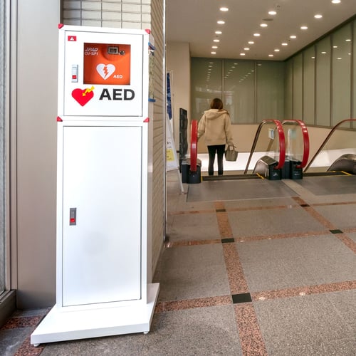 A-E-D-kit-display-at-top-of-escalator-SQUARE
