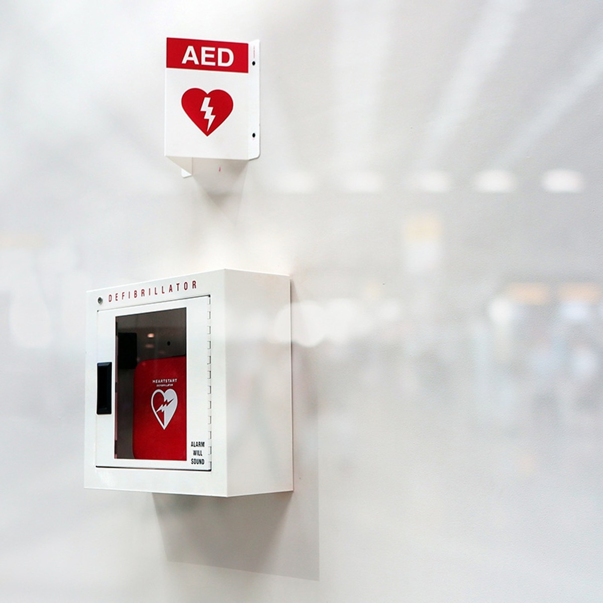 wall-mounted-AED-kit-in-busy-thoroughfare