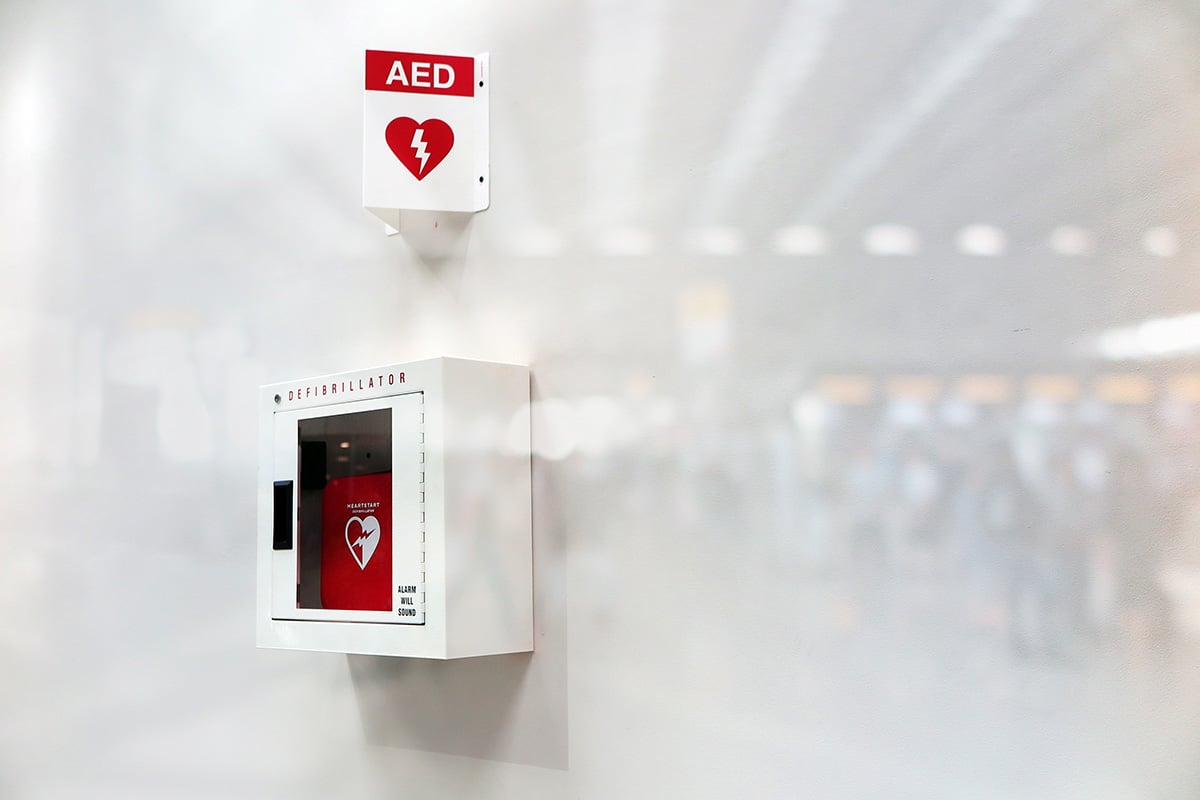 wall-mounted-AED-kit-in-busy-thoroughfare
